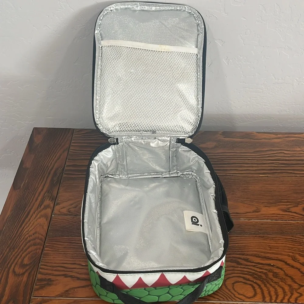 Dinosaur kids lunchbox preowned good condition